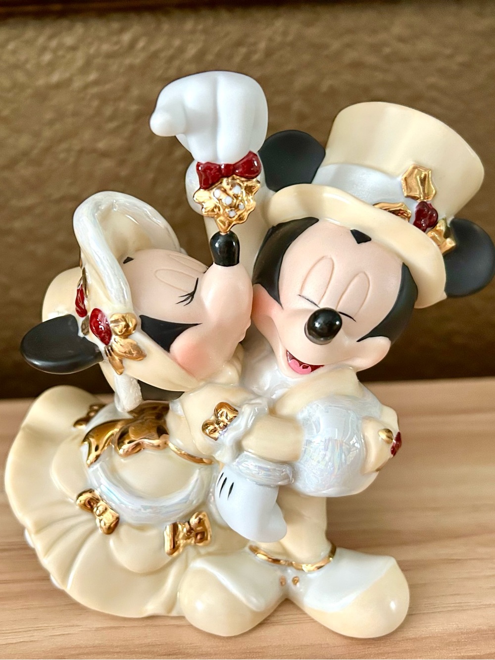 Disney Mickey & Minnie Christmas figurine